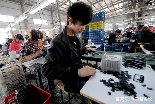 低學歷年輕人 餐廳服務員與流水線的抉擇，何者更優？